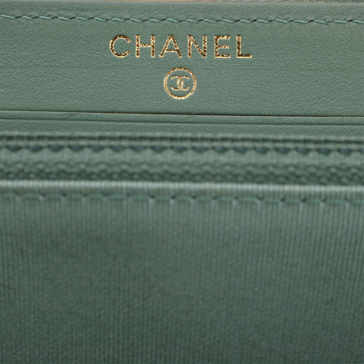 CHANEL Classic Zipped Wallet Medium Green Caviar Iridescent with