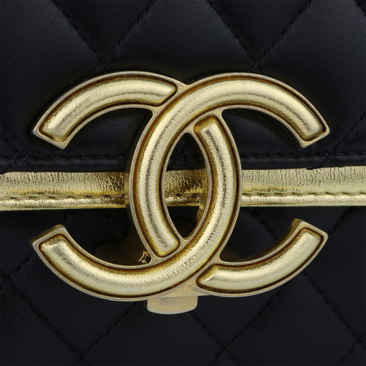 CHANEL CC Chic Flap Black Gold Lambskin Brushed Gold Hardware 2019 -  BoutiQi Bags