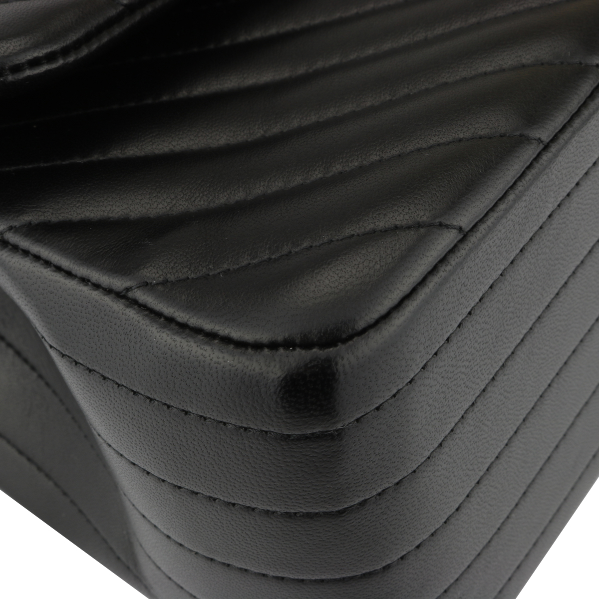 Chanel Flap Bag so black Classic I Best Chanel Bag I Mary´s Closet 